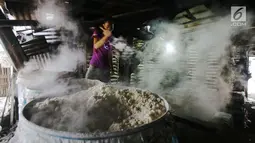 Pekerja membuat adonan oncom di salah satu rumah industri di Jakarta, Rabu (6/12). Pemerintah menganggarkan KUR pada 2018 sebesar Rp 120 triliun dengan bunga diturunkan menjadi tujuh persen. (Liputan6.com/Angga Yuniar)