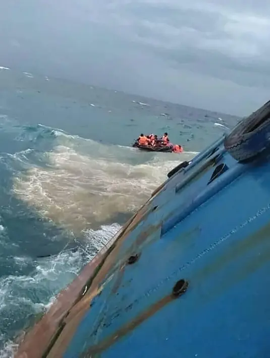 Petugas penyelamat mengevakuasi korban KM Lestari Maju yang tenggelam di lepas pantai Pulau Selayar, Provinsi Sulawesi Selatan, Selasa (3/7). Proses evakuasi korban tenggelamnya KM Lestari Maju masih berlangsung. (BNPB/AFP)