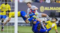Pada menit ke-55, Frankie De Jong berhasil membawa Barcelona memimpin. (AP Photo/Jose Breton)