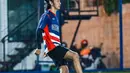 Selain disibukkan dengan syuting dan bernyanyi, pria 21 tahun ini menghabiskan waktu luangnya untuk bermain sepakbola. Postur tubuhnya yang tinggi, membuat Abidzar tampak keren dalam balutan kaus jersey. (Liputan6.com/IG/@abidzar73)