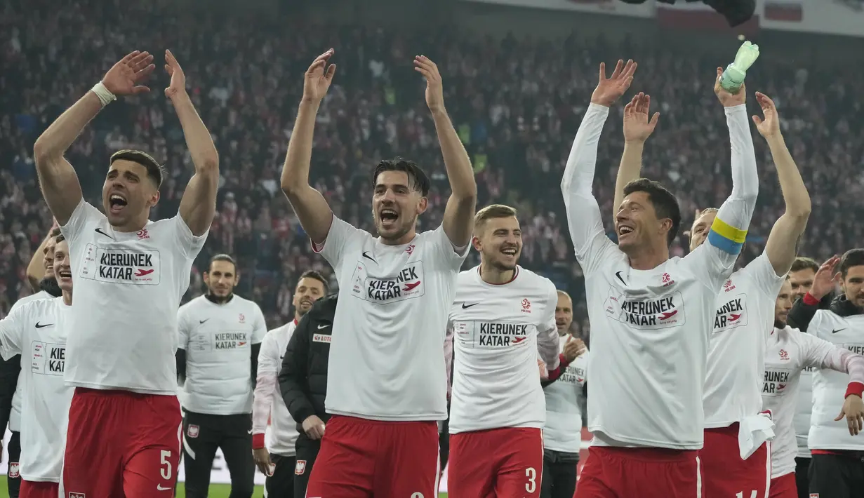 Pemain timnas Polandia merayakan kemenangan atas Swedia setelah final play-off jalur B kualifikasi Piala Dunia 2022 zona Eropa di Silesian Stadium, Rabu (30/3/2022) dini hari WIB. Polandia berhasil mengunci tiket ke Piala Dunia 2022 usai menekuk Swedia 2-0. (AP Photo/Czarek Sokolowski)