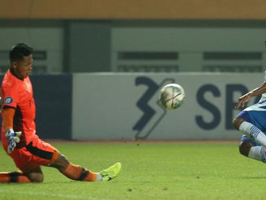 Persib Bandung meraih hasil imbang ketiganya berturut-turut usai ditahan imbang 0-0 Pesikabo 1973 dalam laga pekan ke-5 BRI Liga 1 2021/2022, Senin (27/9/2021). Hasil ini tak lepas dari penampilan gemilang kiper Persikabo 1973, Syahrul Trisna Fadillah. (Bola.com/Ikhwan Yanuar)
