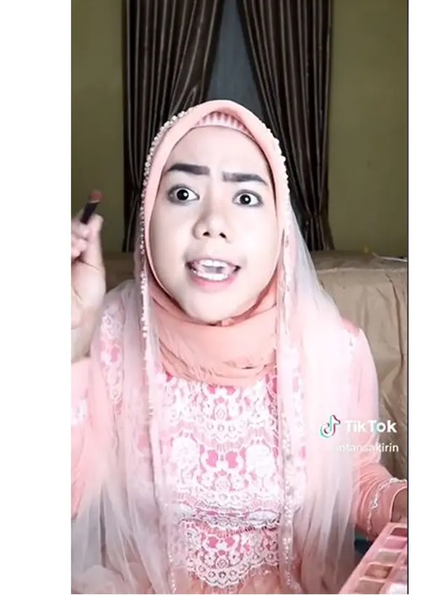 Wanita Ini Cosplay Jadi Ibu Mertua Selingkuh dengan Menantu, 6 Potretnya Mirip Banget
