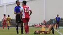 Wasit memberi peringatan kepada Ferdinand Sinaga setelah melanggar pemain Mitra Kukar, Mahdi Fakhri Akbar, dalam partai Piala Presiden 2015 antara Mitra Kukar melawan PSM di Stadion Aji Imbut, Tenggarong, Sabtu (19/9/2015). (Bola.com/M. Ridwan)