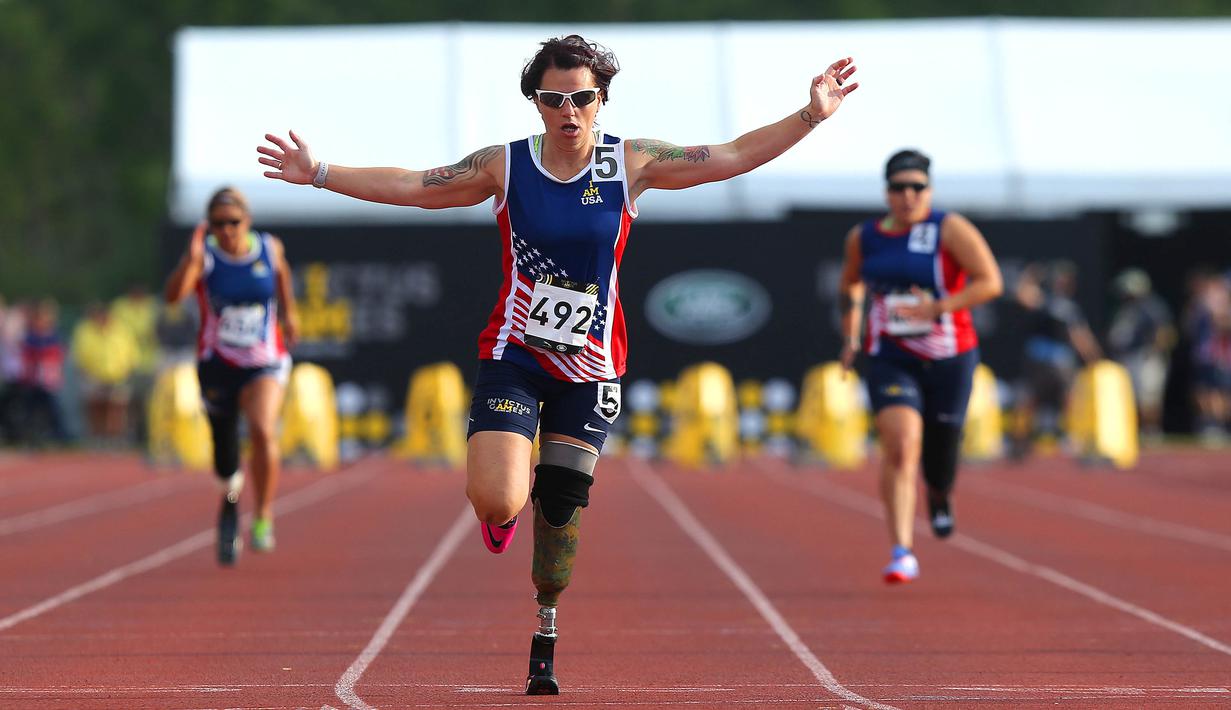 Sarah Rudder melintasi garis finis untuk kategori lari bagi wanitapada ajang Invictus Games Orlando 2016 di ESPN Wide World of Sports complex, (10/5/2016), Lake Buena Vista, Florida. (Alex Menendez/ Getty Images for Invictus Games/AFP)