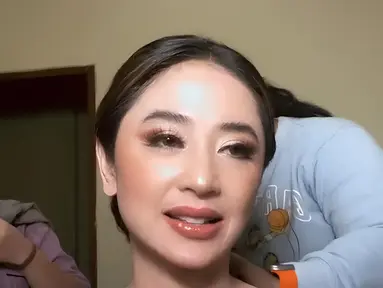 Kendati masih mempertimbangkan lamaran dari Rully, momen Dewi Perssik dilamar kekasih pilot ini berlangsung haru bahagia di depan sang ibu. (Liputan6.com/IG/@dewiperssik9)