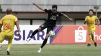 Gelandang PSIS Semarang, Shohei Matsunaga, mengontrol bola saat menghadapi Bhayangkara FC pada laga Shopee Liga 1 di Stadion Patriot Chandrabhaga, Bekasi, Selasa (20/8). PSIS menahan imbang 0-0 Bhayangkara. (Bola.com/Yoppy Renato)