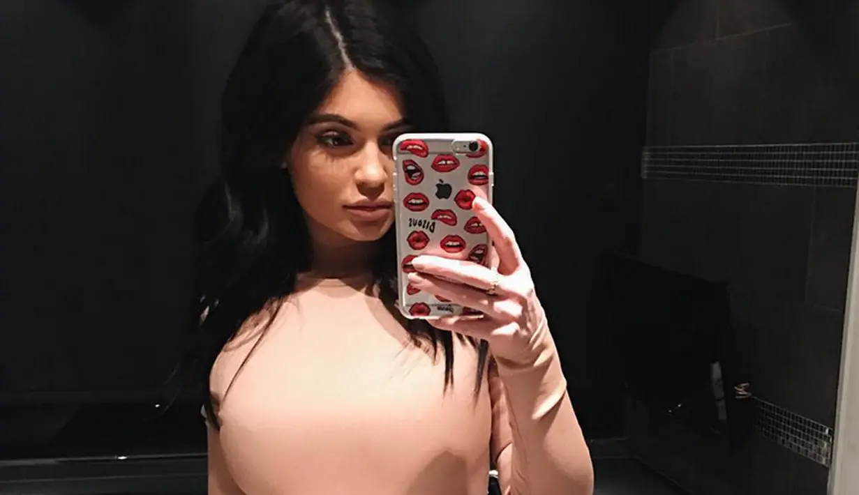 Pada 21 Februari, Kylie Jenner menuliskan di Twitter bahwa ia telah berhenti menggunakan Snapchat karena perubahan yang dibuat oleh aplikasi tersebut. (instagram/kyliejenner)