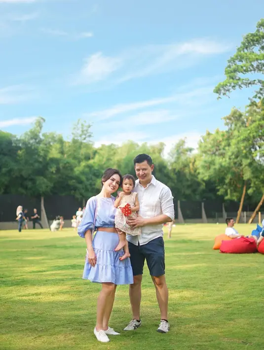 Kali ini, Shandy tampil manis mengenakan setelan baju warna biru muda dipadukan dengan sneakers putih. (Instagram/shandyaulia).