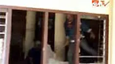Ratusan orang merusak kantor KPU Kabupaten Paser, Kaltim. Ini terjadi menyusul penolakan KPU setempat terhadap tuntutan massa yang mendesak pengguguran pencalonan calon bupati incumbent Ridwan Suwidi.