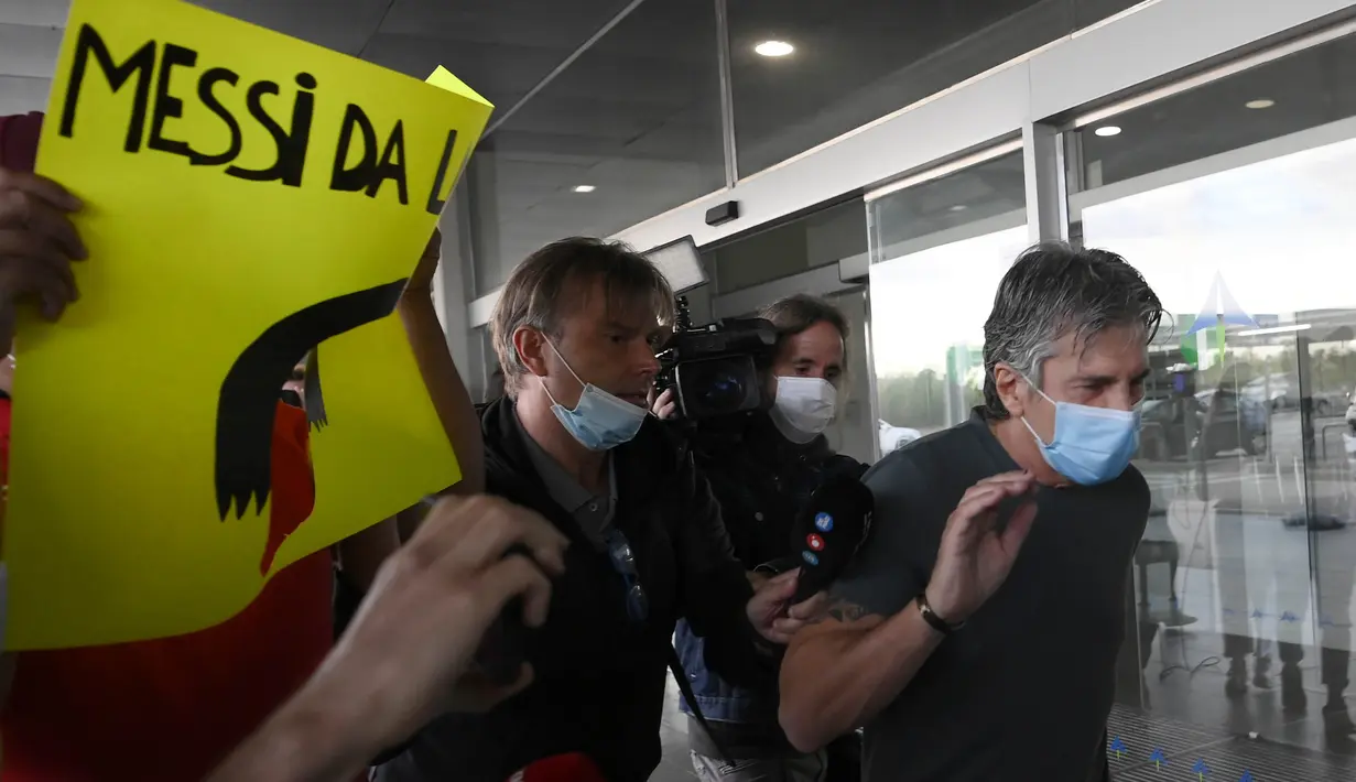 Ayah sekaligus agen Lionel Messi, Jorge Messi, tiba di Bandara, Barcelona, Rabu (2/9/2020). Kedatangan ayah Messi tersebut untuk membahas masa depan anak nya di Barcelona. (AFP/Lluis Gene)