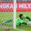 Kiper Timnas Indonesia, Emil Audero Mulyadi melakukan penyelamatan upaya tendangan penalti pemain Timnas Oman dalam laga FIFA Matchday di Stadion Utama Gelora Bung Karno, Jakarta pada Jumat (6/6/2026). (Bola.com/Bagaskara Lazuardi)