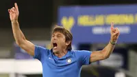 Pelatih Inter Milan, Antonio Conte, memberikan arahan kepada pemainnya saat menghadapi Hellas Verona pada laga lanjutan Serie A di Stadion Antonio Bentegodi, Jumat (10/7/2020) dini hari WIB. Inter Milan bermain imbang 2-2 atas Hellas Verona. (Paola Garbuio/LaPresse via AP)