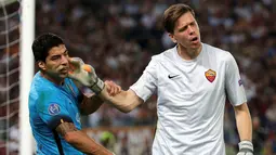 Kiper AS Roma, Wojciech Szczesny (kanan), bersitegang dengan pemain Barcelona, Luis Suarez) dalam laga di Grup E Liga Champions di Stadion Olimpico, Kamis (17/9/2015) dini hari WIB. (Reuters/Max Rossi)