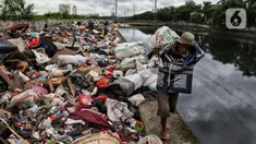 Warga membawa sampah sisa banjir yang dikumpulkan dari sepanjang Kali Cengkareng, Jakarta Barat, Kamis (9/1/2020). Tumpukan sampah di sepanjang bantaran kali dan rumah-rumah warga terlihat setelah banjir yang melanda sejumlah kawasan Jakarta mulai surut. (Liputan6.com/Johan Tallo)