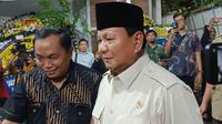 Menhan Prabowo Subianto melayat ke rumah duka mantan Menteri Koordinator Bidang Kemaritiman, Rizal Ramli, Rabu (3/1/2024). (Liputan6.com/