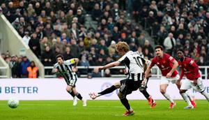 Pemain Newcastle United, Anthony Gordon, mencetak gol dari titik penalti saat menghadapi Manchester United dalam laga Liga Inggris di St James' Park, Inggris, Kamis (5/3/2026) dini hari WIB. (Owen Humphreys/PA via AP)