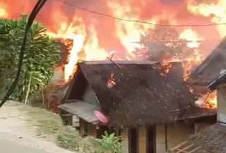 Cerita Mencekam Korban Kebakaran Kampung Adat di Sukabumi: Nekat Melompat dari Rumah Demi Selamatkan Diri