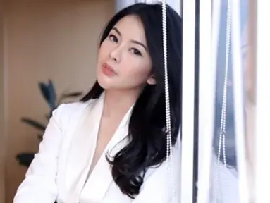 Nama Elvia  Cerolline sedang menjadi topik pembicaraan di tengah warga net. Selepas Billy Syahputra membenarkan bahwa Ia berpacaran dengan Elvia (Liputan6.com/IG/elviacerolline)