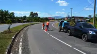 Petugas Dinas Pekerjaan Umum Bengkulu Tengah sedang menutup lubang jalan jelang musim mudik Lebaran. (Liputan6.com/Yuliardi Hardjo Putra)