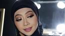 Selain itu, ada juga yang menyebut Asri Welas terlihat cantik dengan pakaian tertutup [instagram/joemakeup20]