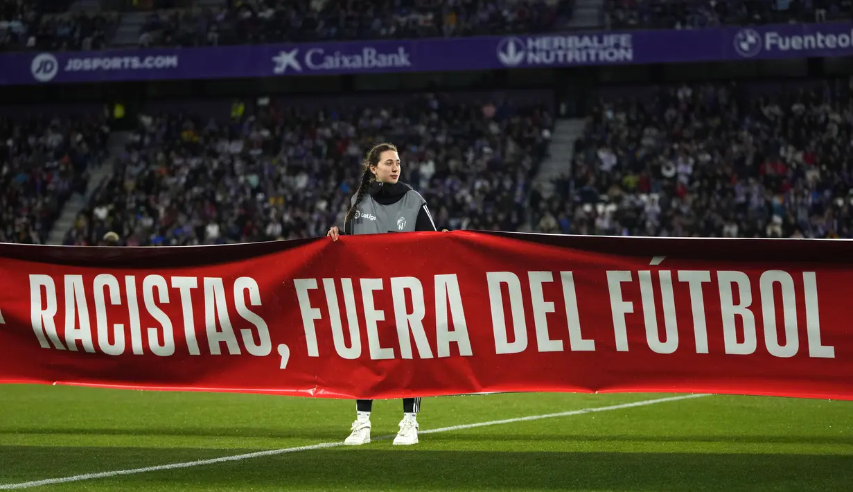 Para pemain dari kedua tim mengangkat spanduk sebagai bagian dari inisiatif La Liga dan federasi sepak bola Spanyol menyusul pelecehan yang terjadi pada hari Minggu. (AP Photo/Manu Fernandez)