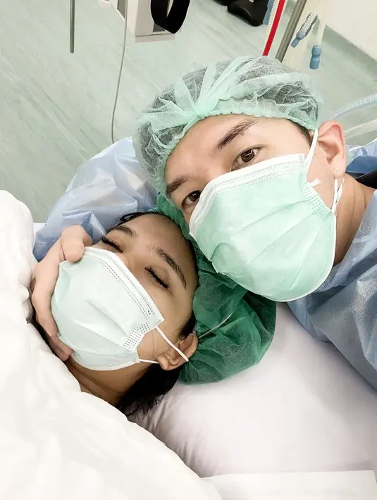 "7 April 2021 pukul 00.21 WIB twlah lahir anak pertama kami seorang putra yang sangat kuat, Anzel Maverick Xie secara prematur di usia kandungan 31 minggu 4 hari," tulis Audy Marissa dalam caption unggahannya. (Instagram/audymarissa)