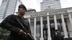 Personel kepolisian saat berjaga di depan Gedung Mahkamah Konstitusi (MK), Jakarta, Rabu (26/6/2019). Kepolisian memperketat penjagaan di sekitar Gedung MK dengan kawat berduri, kendaraan lapis baja, serta ratusan personel. (merdeka.com/Iqbal S. Nugroho)