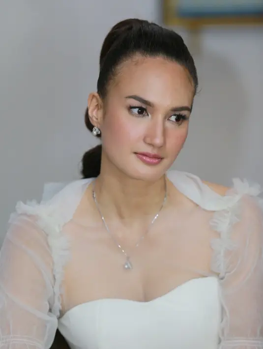 "Aku melihat dia punya iman yang kuat, dia yakin apa yang dilakukan dan yang buat aku tambah yakin lagi dia sangat peduli akan keluarganya, dia peduli sama teman-temannya," timpal Nadine Chandrawinata. (Adrian Putra/Bintang.com)