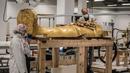 Para arkeolog merestorasi sarkofagus atau peti mati emas Firaun Tutankhamun di laboratorium restorasi Grand Egyptian Museum (GEM), Giza, Mesir, Senin (13/4/2020). Firaun Tutankhamun merupakan Raja Mesir Kuno yang memerintah antara tahun 1342-1325 SM. (Khaled DESOUKI AFP)