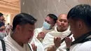 <p>Raffi Ahmad dan rombongan khusyuk berdoa. Foto ini kemungkinan diambil saat melakukan sa'i. (Foto: Instagram/ raffinagita1717)</p>
