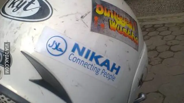 6 Stiker Tanda Kebelet Nikah di Helm Ini Bikin Ketawa Geli
