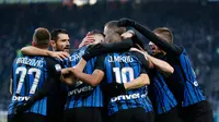 Pemain Inter Milan, Ivan Perisic dan rekan setimnya merayakan gol ke gawang Chievo Verona  pada laga ke-15 Serie A, di Stadion San Siro, Minggu (3/12). Perisic mencetak hat-trick dari kemenangan telak 5-0. (AP/Antonio Calanni)