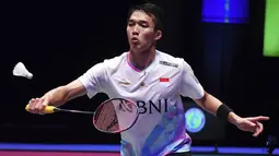 Tunggal putra Indonesia, Jonatan Christie berusaha mengembalikan bola saat menghadapi wakil India, Lakshya Sen pada laga semifinal kejuaraan bulu tangkis All England 2024 di Utilita Arena, Birmingham, Inggris, Sabtu (16/3/2024) malam WIB. Jonatan Christie menang rubber game, 21-12, 10-21 dan 21-15. (AP Photo/Rui Vieira)