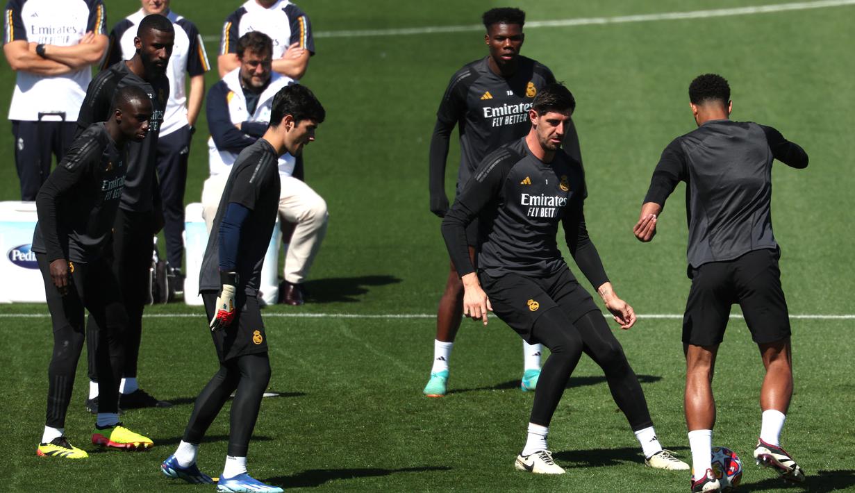 Para pemain Real Madrid menghadiri sesi latihan menjelang leg kedua semifinal Liga Champions 2023/2024 di markas latihan Ciudad Real Madrid, Selasa (7/5/2024). (PIERRE-PHILIPPE MARCOU / AFP)