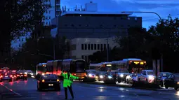 Kepadatan lalu lintas terlihat di kawasan pusat bisnis kota Adelaide, negara bagian Australia Selatan, Rabu (28/9). Badai parah dan sambaran petir memutuskan aliran listrik di seluruh wilayah negara bagian Australia Selatan. (AAP/David Mariuz/via REUTERS)