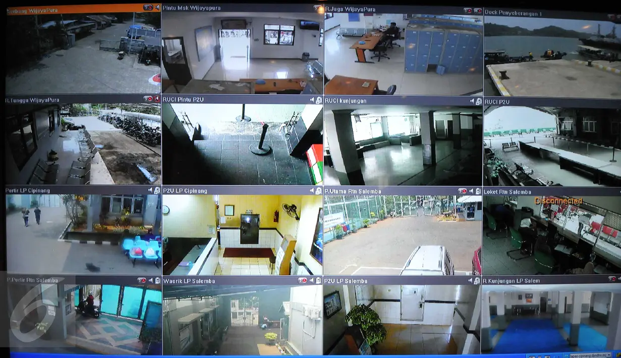 Layar menunjukkan tayangan langsung kamera CCTV di sejumlah Lapas di Control Room Kami Pasti di Gedung Kemenkumham, Jakarta, Jumat (30/10). Menkumham Yasonna meluncurkan ruang pengawasan yang bisa memantau situasi di 8 lapas. (Liputan6.com/Helmi Afandi)