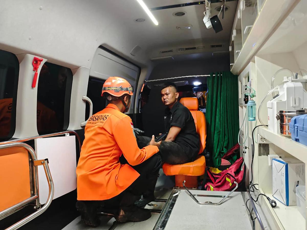 Basarnas Evakuasi Korban Kecelakaan Bus Maut di Tol Krapyak