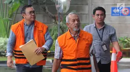 Bupati Pakpak Bharat Remigo Yolanda Berutu (kiri) dan Anggota DPRD Sumut Enda Mora Lubis (kanan) tiba di Gedung KPK, Jakarta, Kamis (29/11). Remigo diduga menerima suap Rp 550 juta terkait proyek di Dinas PUPR Pakpak Bharat. (Merdeka.com/Dwi Narwoko)