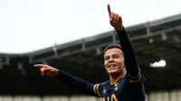 Ekspresi pemain Tottenham Hotspur, Dele Alli, setelah mencetak gol ketiga ke gawang Stoke City dalam laga Premier League di Stadion Bet365, Stoke, Sabtu (10/9/2016). (Reuters/Peter Nicholls)