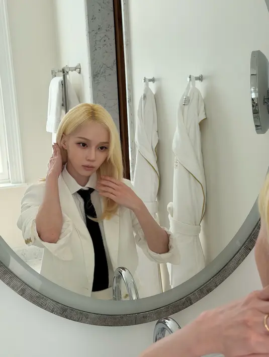 Tampilan cantik Winter aespa didukung dengan soft peach yang fresh dan rambut blonde tertata rapi [@imwinter]