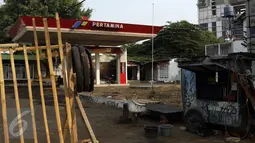 Sebuah bengkel kecil di depan SPBU tak terpakai, Jakarta, Senin (12/10/2015). Sebanyak 35 SPBU di Jakarta tidak beropersai karena minimnya para pembeli. (Liputan6.com/Yoppy Renato)