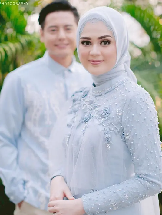 Baik Cut Meyriska dan Roger Danuarta, keduanya tampil dengan menggunakan warna pakaian yang senada. Kebahagiaan terpancar dari wajah kedua pasangan ini. Kita doakan semoga lancar dampai hari H ya. (Liputan6.com/IG/@dierabachir)