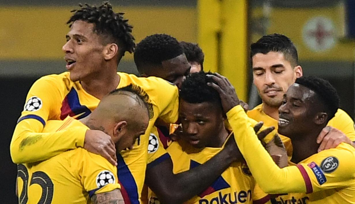 Para pemain Barcelona merayakan gol yang dicetak Ansu Fati ke gawang Inter Milan pada laga Liga Champions di Stadion San Siro, Milan, Selasa (10/12). Inter kalah 1-2 dari Barcelona. (AFP/Miguel Medina)