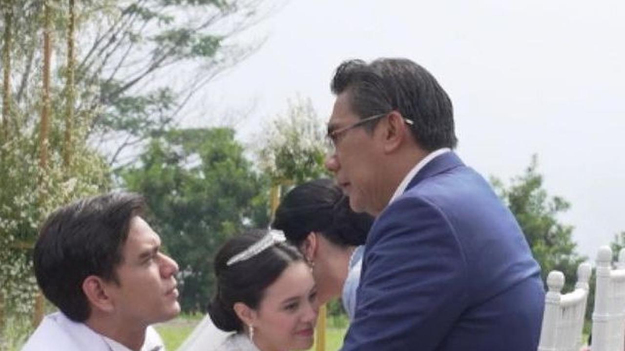 Dua sejoli ini juga menjalani prosesi sungkeman meminta restu mengarungi bahtera rumah tangga.