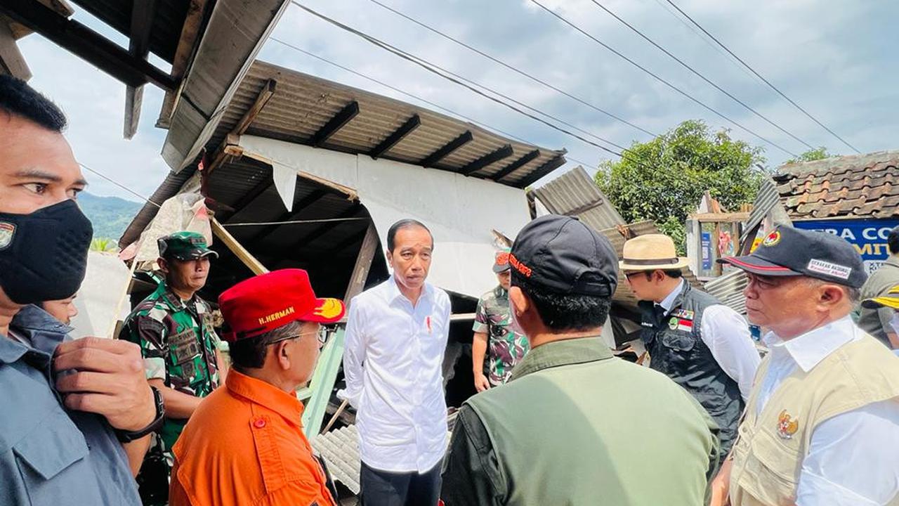 Presiden Joko Widodo (Jokowi) meninjau langsung lokasi terdampak gempa di Cianjur, Jawa Barat.