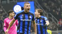 Bomber Inter Milan, Edin Dzeko berselebrasi merayakan gol yang ia cetak ke gawang Napoli dalam lanjutan Serie A 2022/2023, Kamis  (5/1/2023) dini hari WIB. (AP Photo/Luca Bruno)
