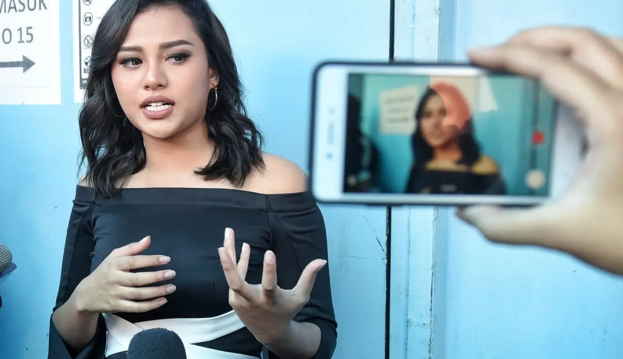 Usai menghadiri salah satu acara televisi swasta, di kawasan Tendean, Aurel Hermansyah menjelaskan lelaki yang kini tengah dekat. Ia juga melihat sang kekasih baik dan memiliki cara sendiri untuk dekat dengan keluarganya. (Adrian Putra/Bintang.com)