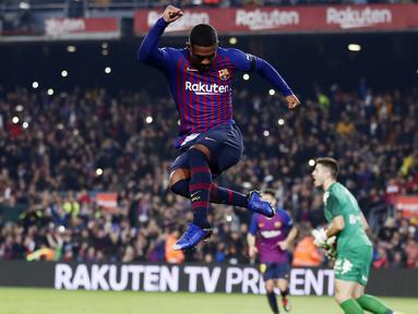 Striker Barcelona, Malcom, melakukan selebrasi usai mencetak gol ke gawang Cultural Leonesa pada laga Copa del Rey di Stadion Camp Nou, Rabu (5/12). Barcelona menang 4-1 atas Cultural Leonesa. (AP/Manu Fernandez)
