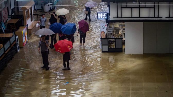 Banjir menggenangi beberapa kawasan di area tepi laut di Hong Kong (AFP)